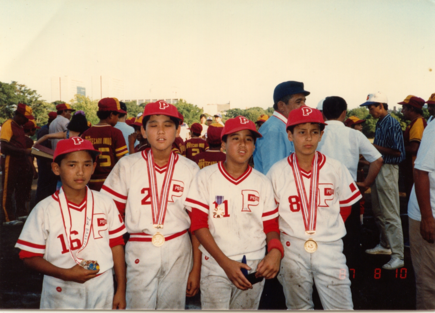 Juan con la selección infantil de béisbol de Perú, con medallas al cuello