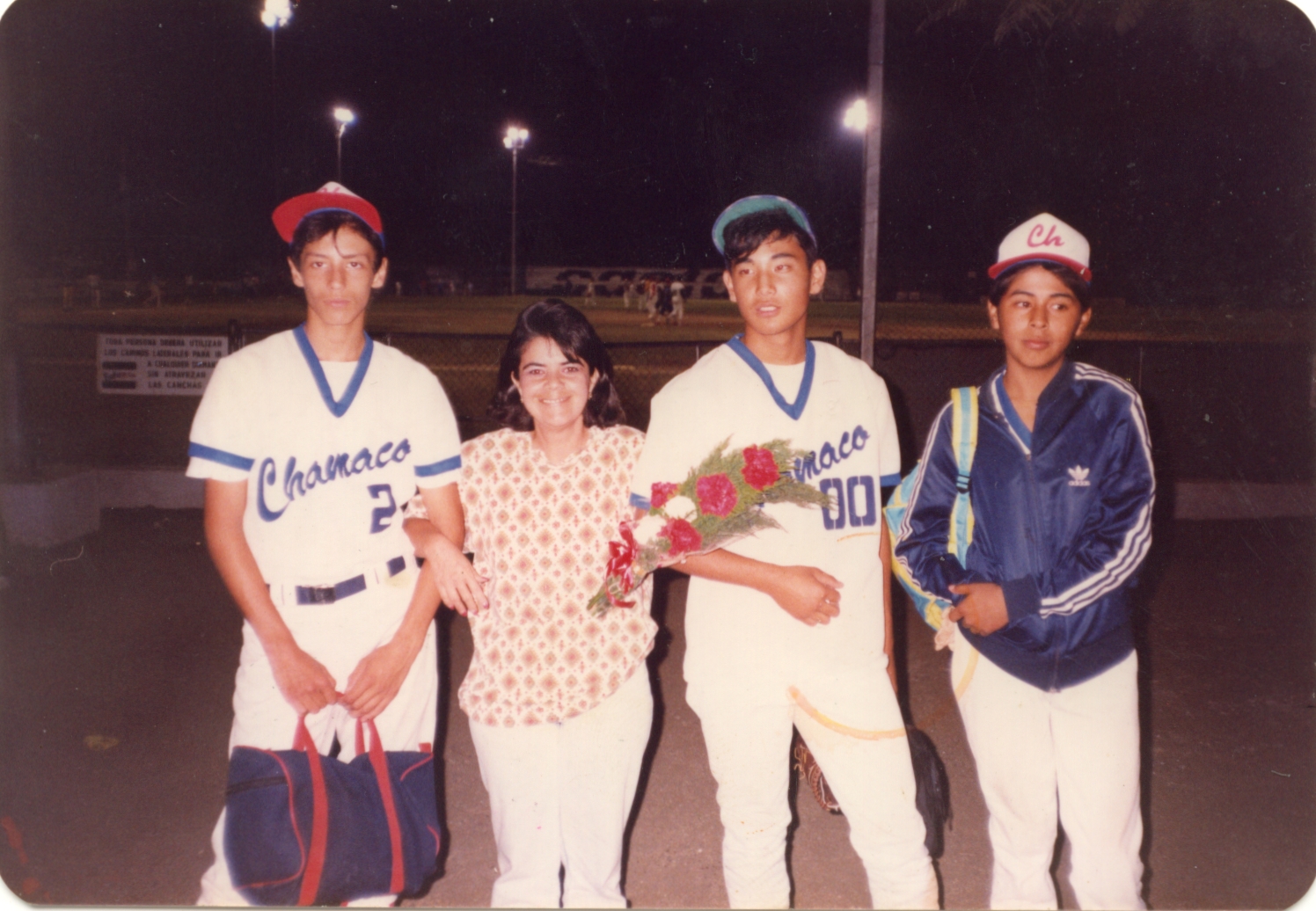 Juan de joven con su uniforme del equipo Chamaco junto a sus compañeros en el campo